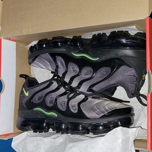 Nike AIR VAPORMAX PLUS. Size: 8.5.  Black, Grey & Limegreen